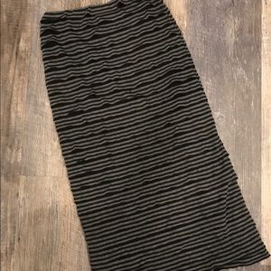 ☝️SOLD☝️ Black and gray striped ruffle skirt